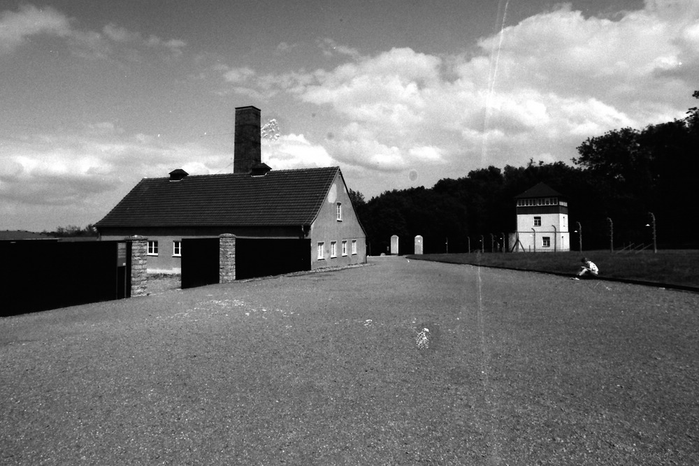 Играющий мальчик