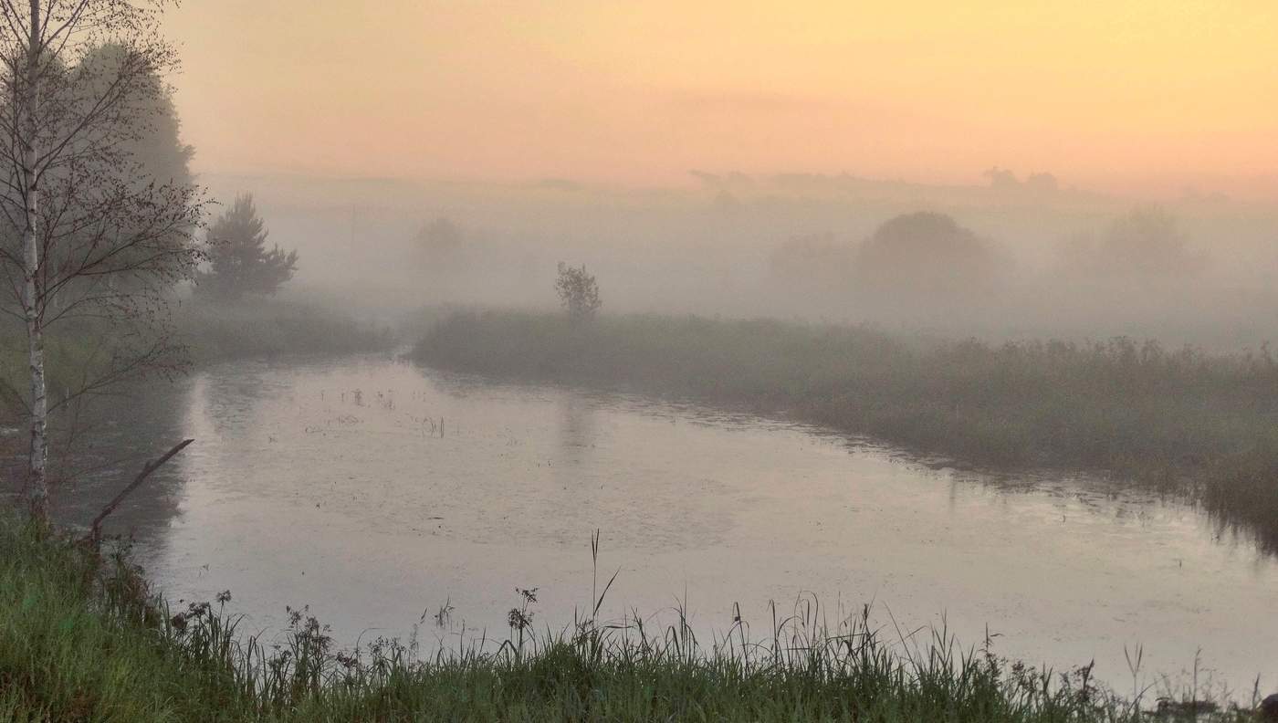 Вечерняя заря окутана туманом