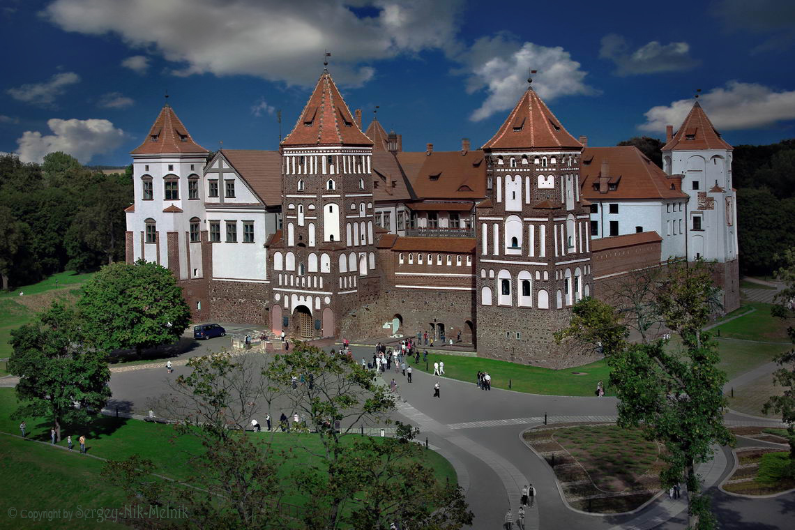 Мирский замок с высоты птичьего...