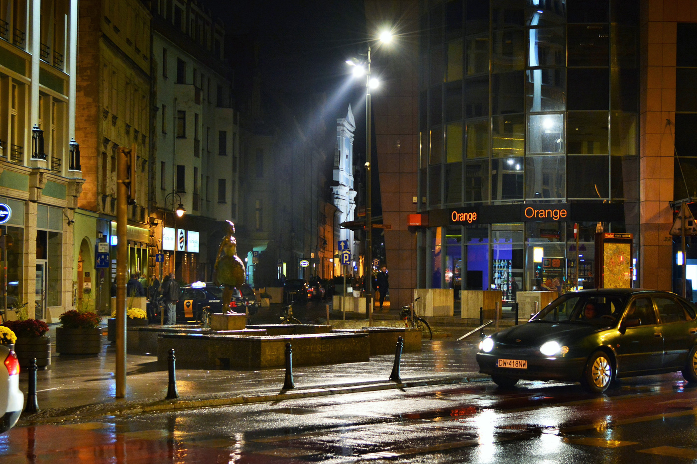 "Всю ночь стучался дождь в зашторенные окна..."