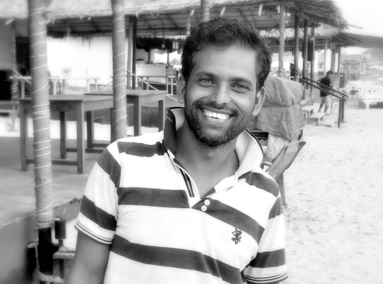 С улыбкой встречает, с улыбкой провожает