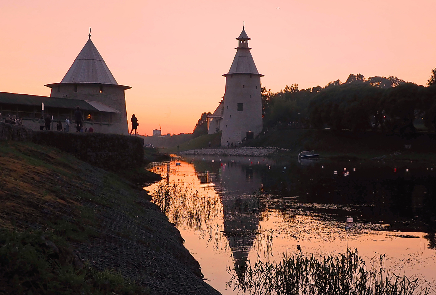 Закат над рекой Псковой.