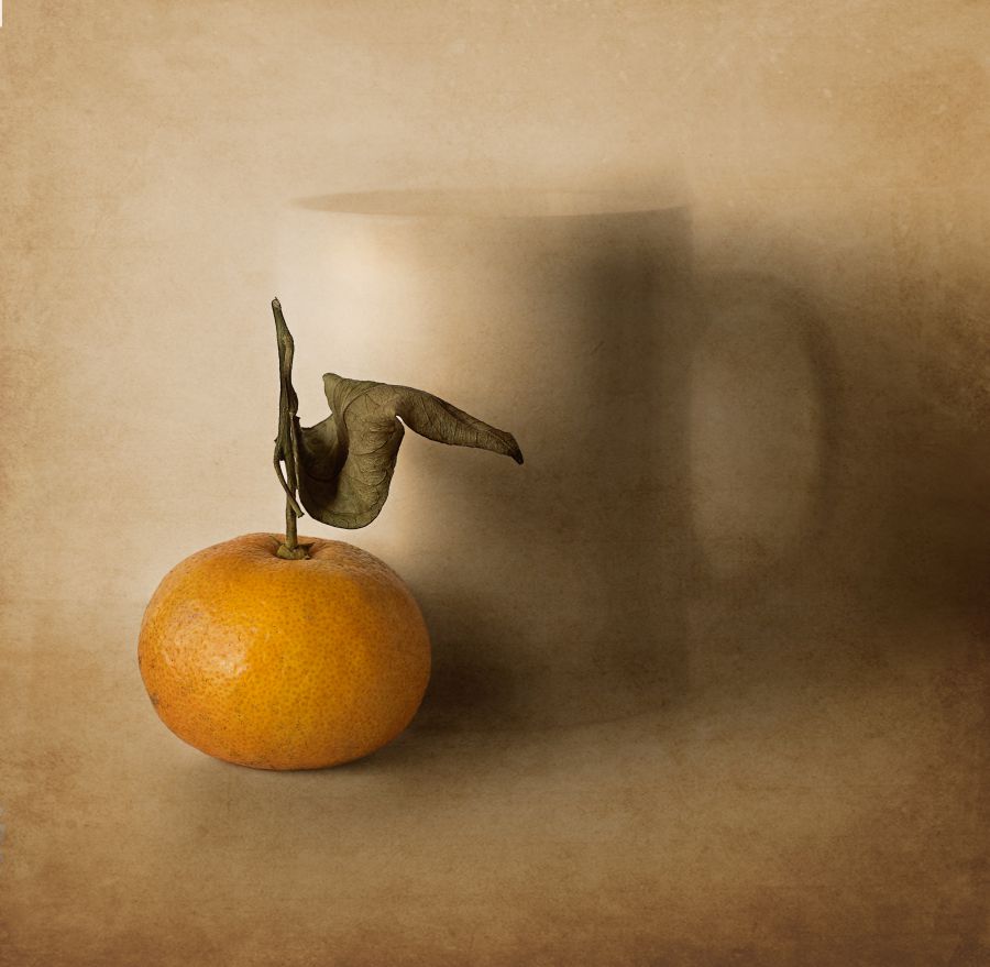 с кружкой и мандарином