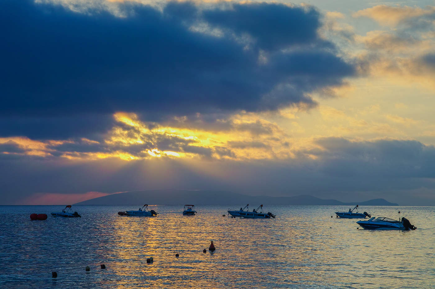 Под хмурым небосводом