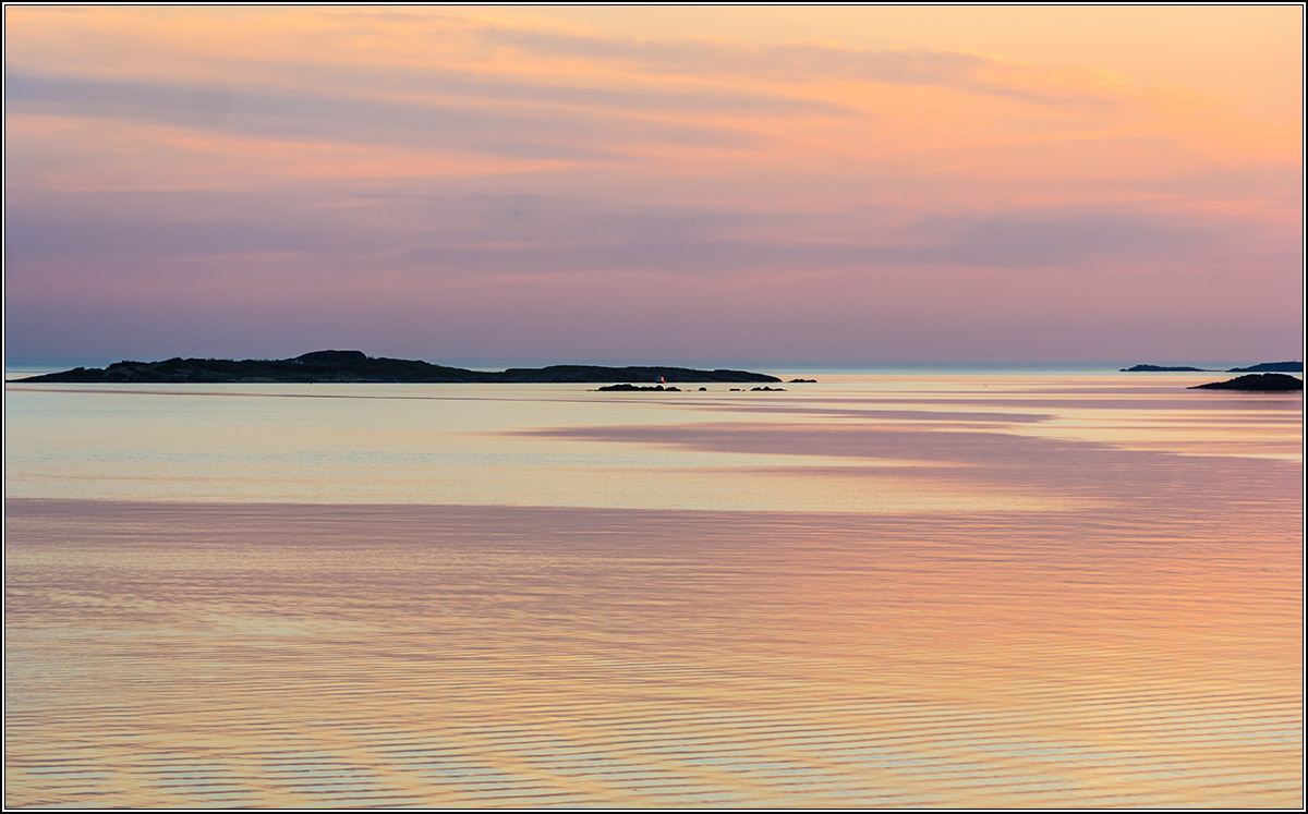 И костерок вдали.