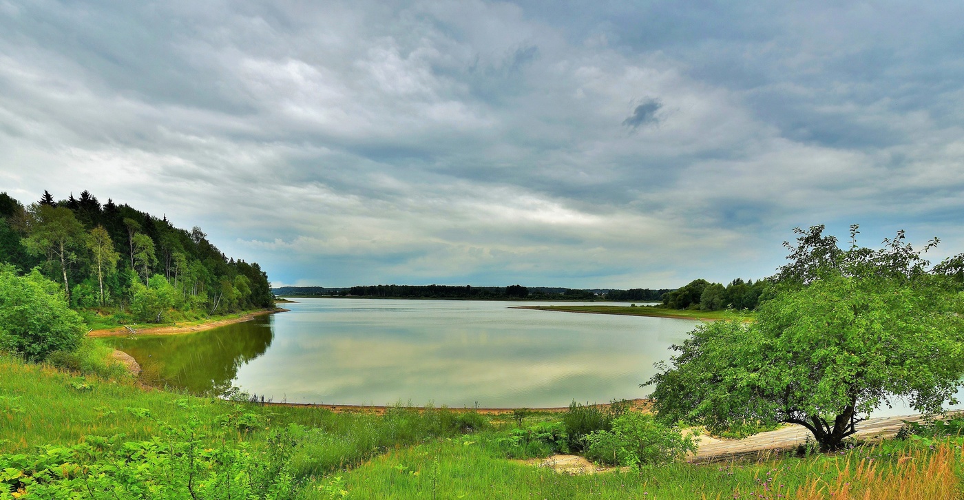 "Глядит на облака река ..."