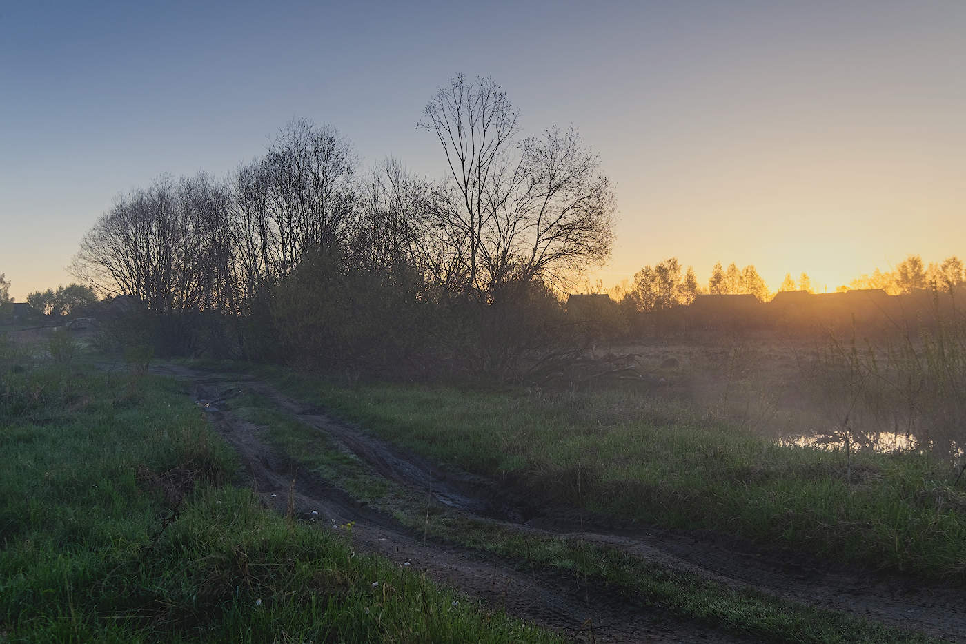 Вставало солнце у деревни