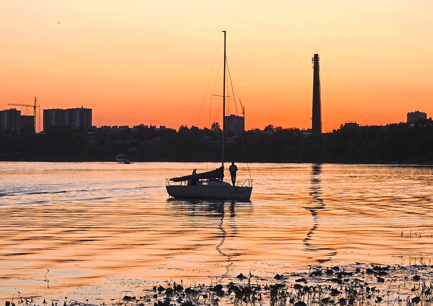 Вечер золотой над рекой плывёт.