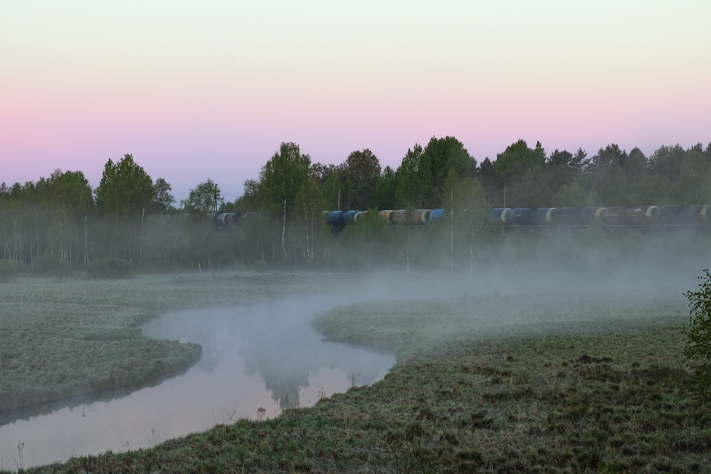 И только поезд нарушает тишину утра.(С Днём железнодорожника)