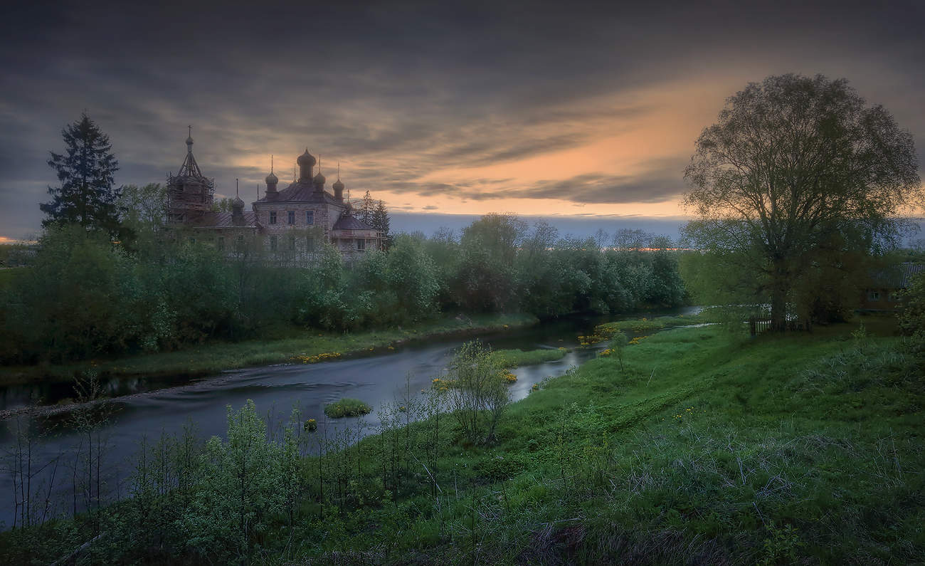 Старинный храм на берегу..