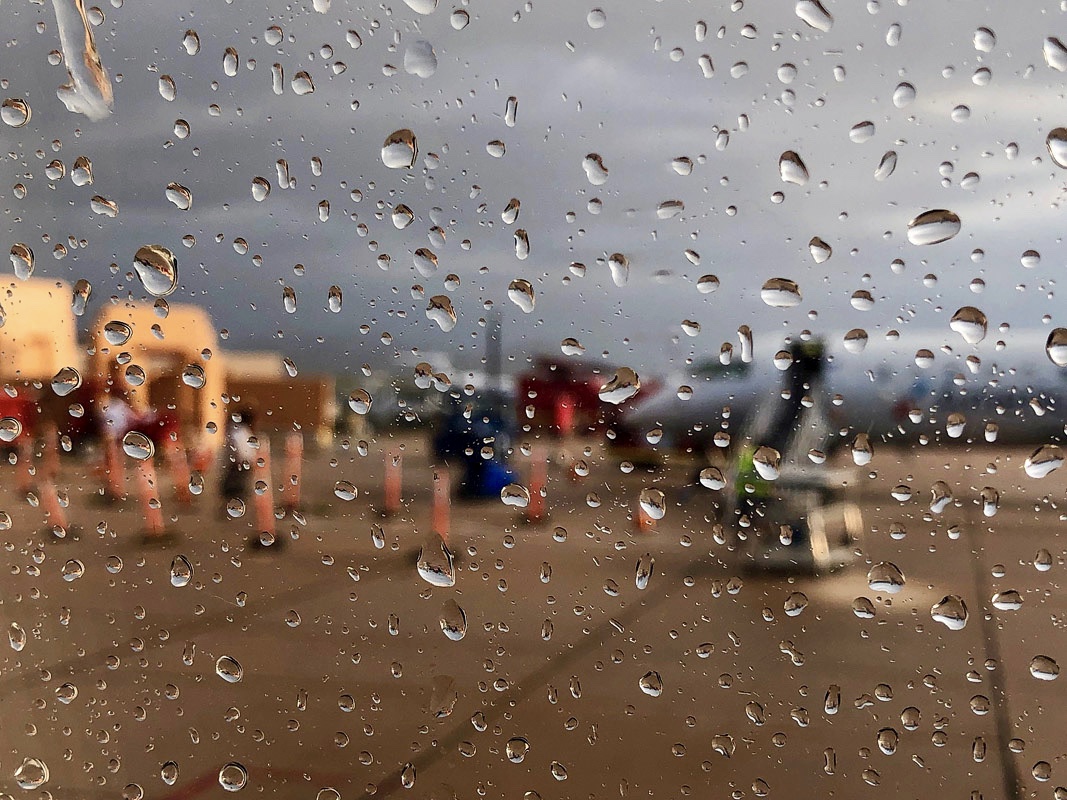 Дождь в аэропорту Santa Fe