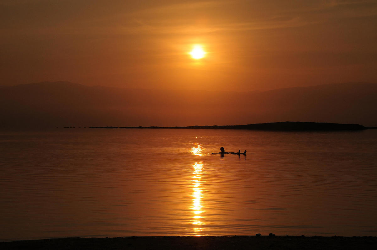 Рассвет на Мертвом море