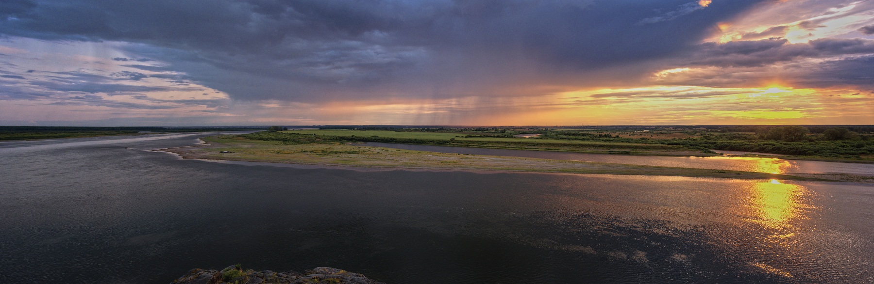 Под проливным дождем.