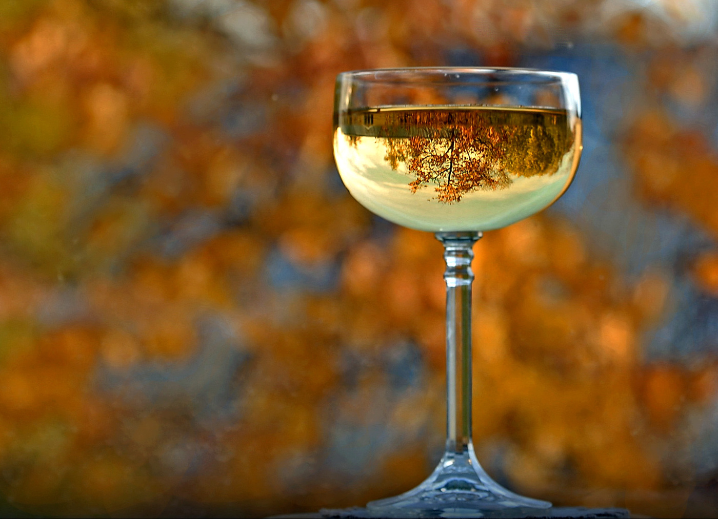 " " Скоро осень- за окнами август".