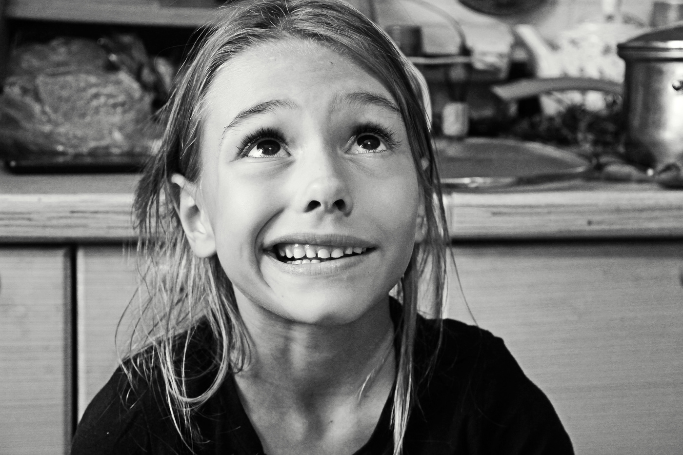 Настя хочет вторую конфету