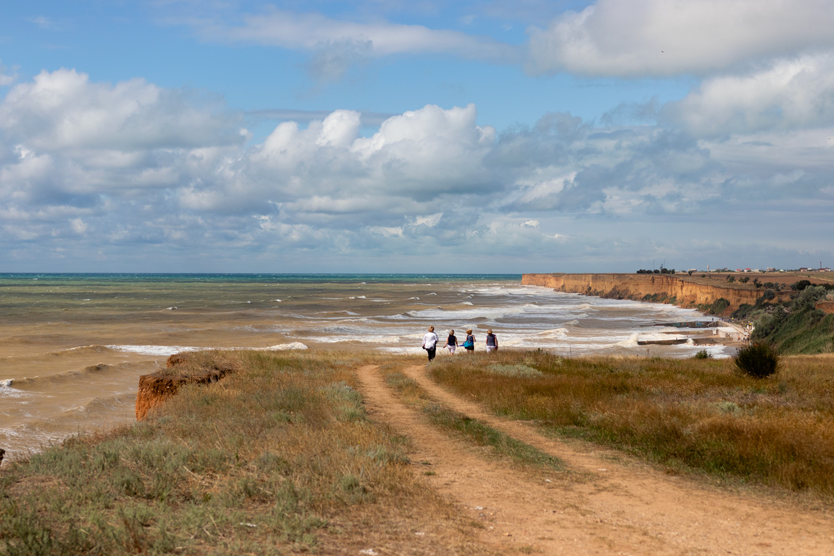 четыре туристки...