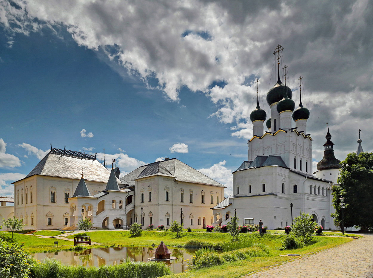 Церковь Иоана Богослова и «Красная палата» Ростовского кремля