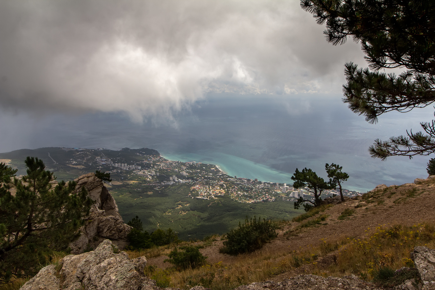А мимо проплывали облака...