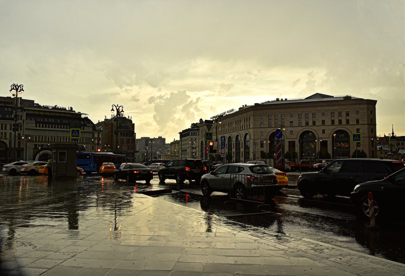 Наклонилось вдруг небо ниже