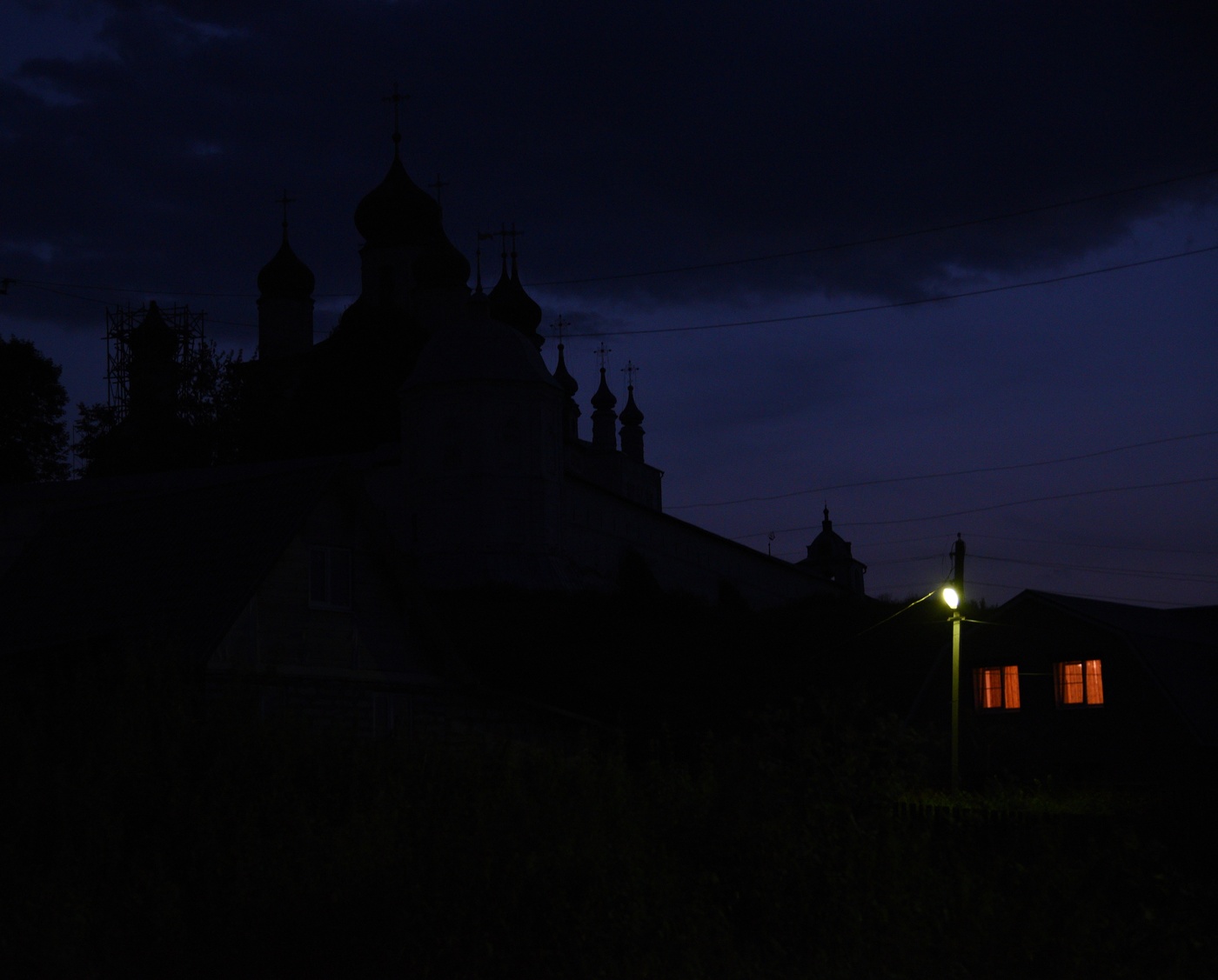 "Там, вдалеке, колокольня образом темным торчит..."