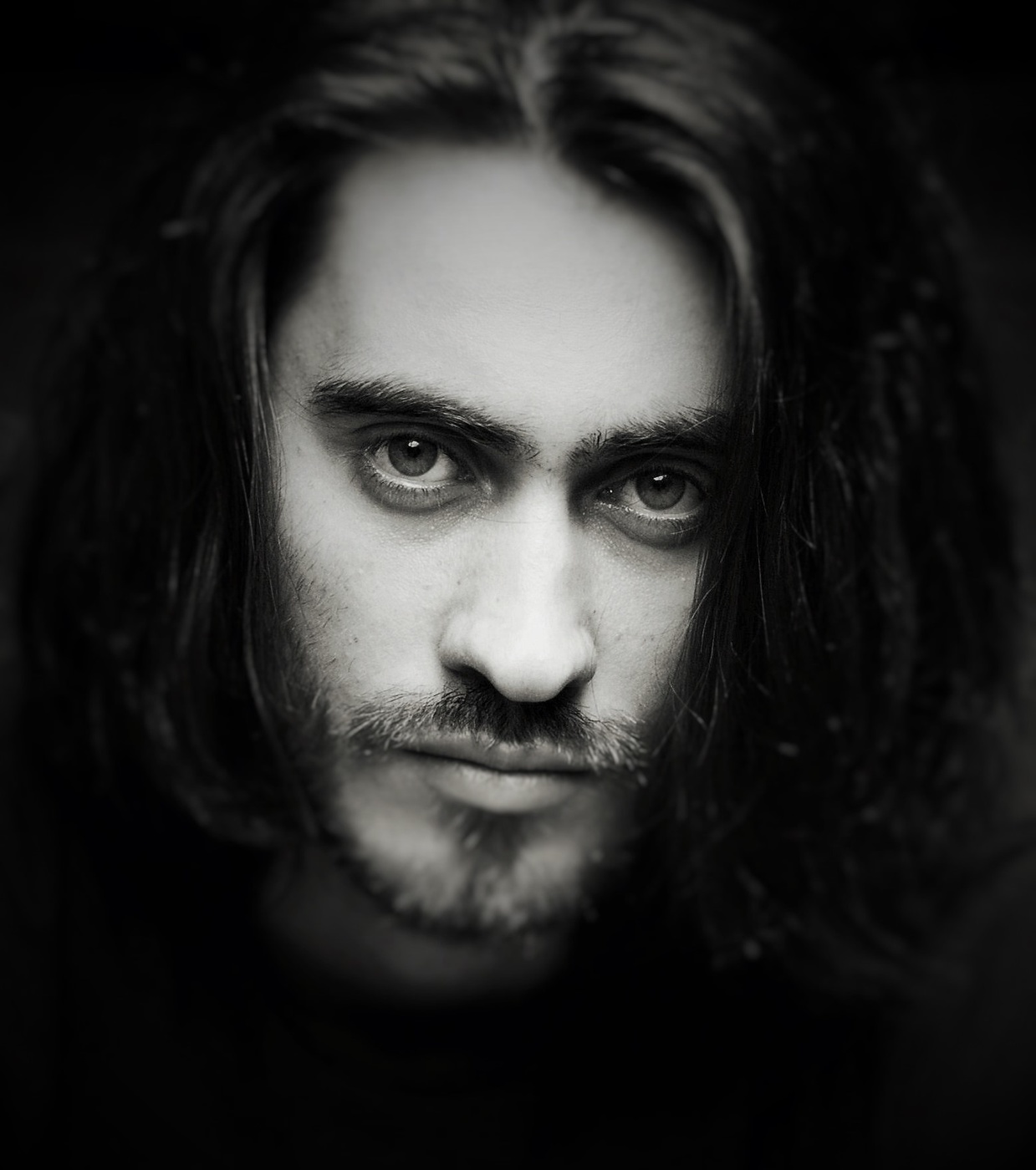 "У него были темные глаза, мягкие и жесткие одновременно..."