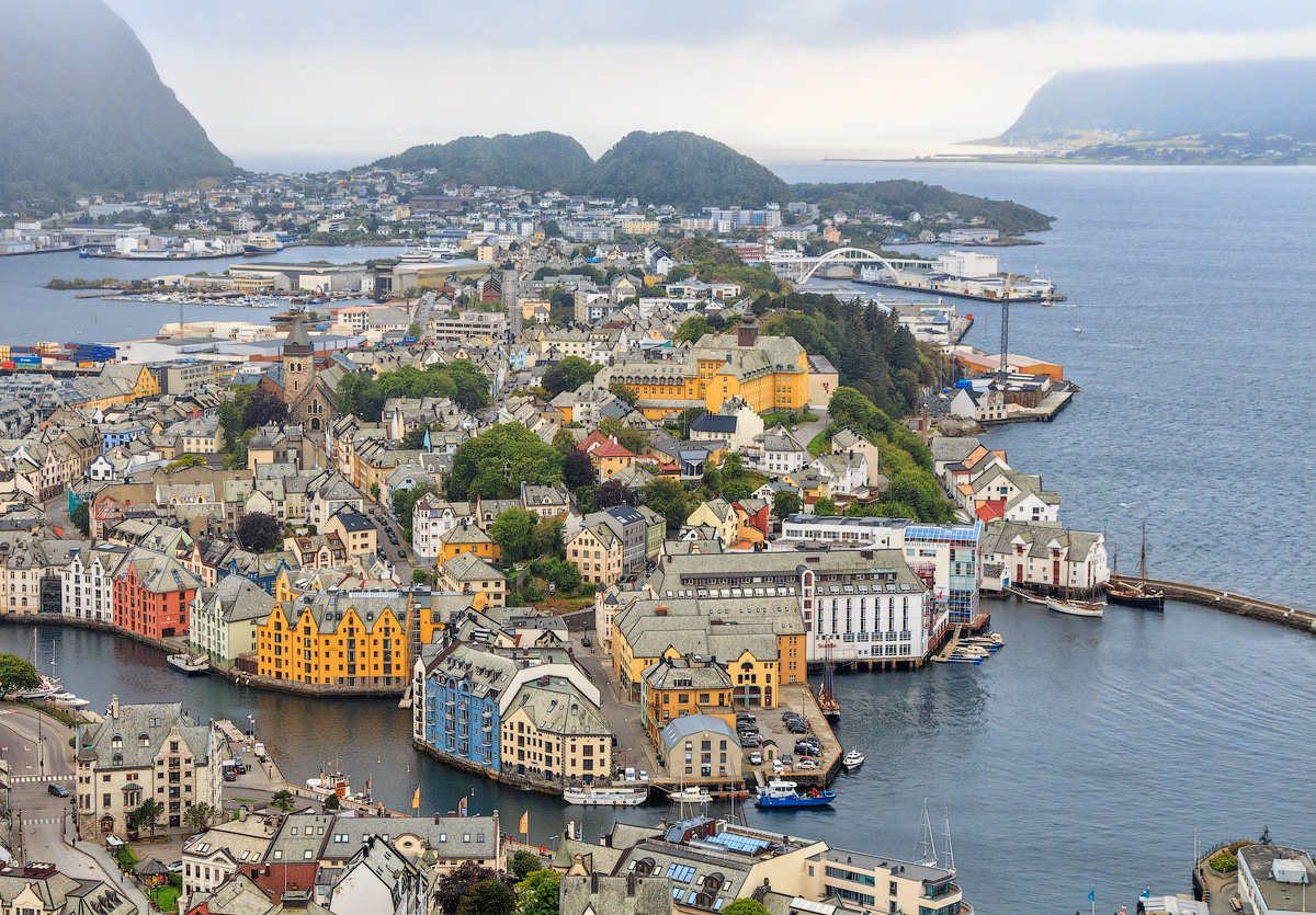 Над городом лёгкий утренний туман