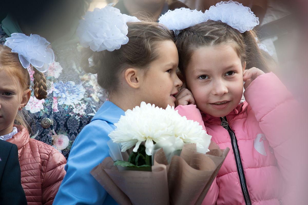 Первоклассницы..