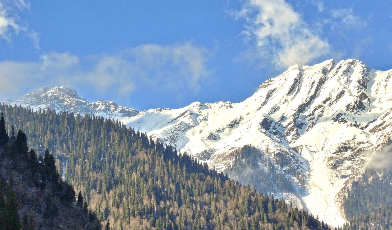 Передо мной Кавказ суровый