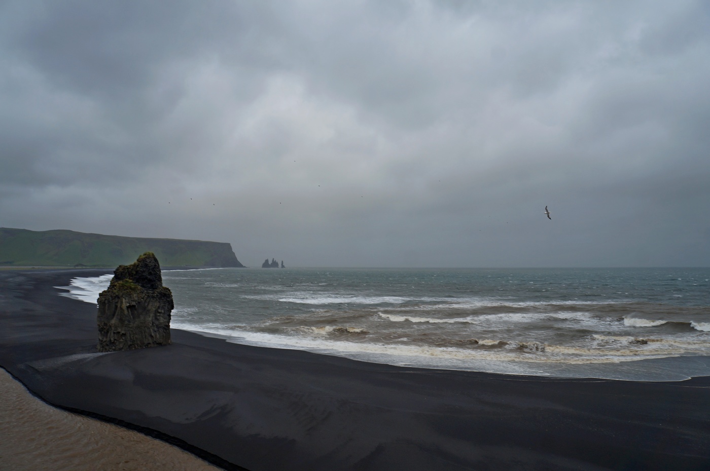 Черный пляж