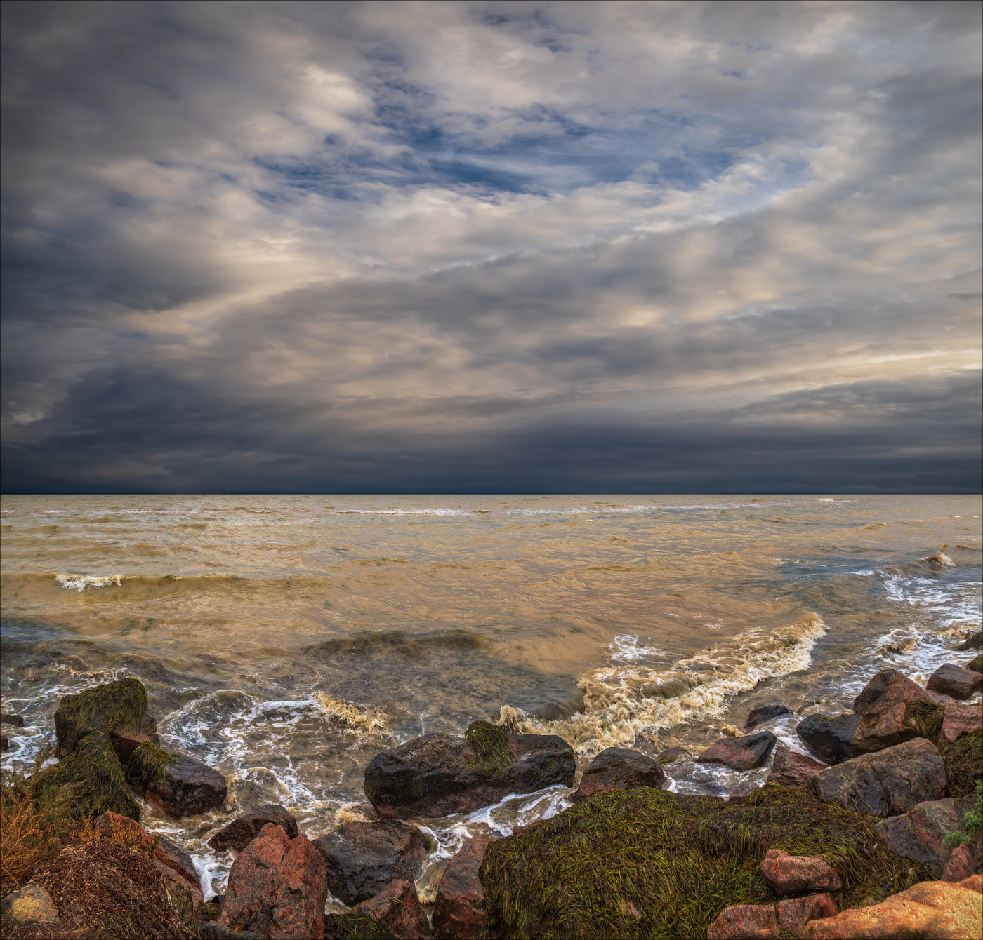 Штормит на Азовском...