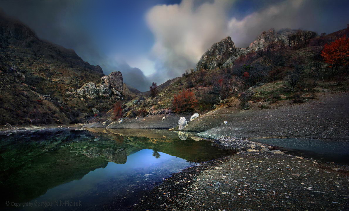 Изумрудное озерцо под склонами живописных гор