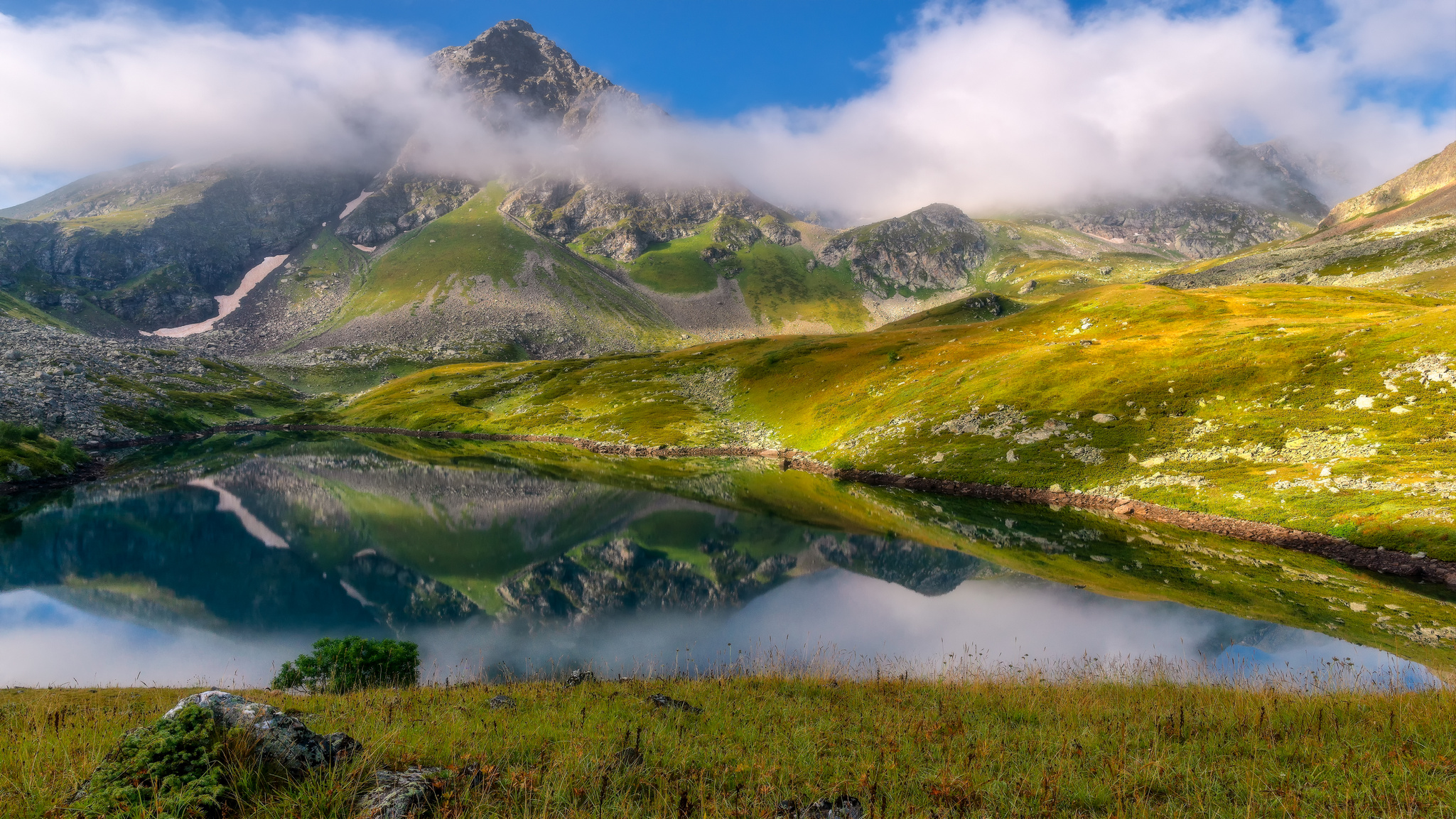Утро на горном озере