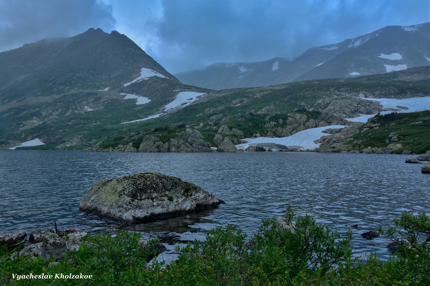Горное озеро на пасмурный день