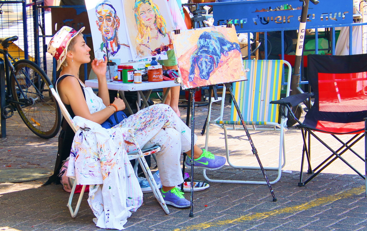 Уличная художница**