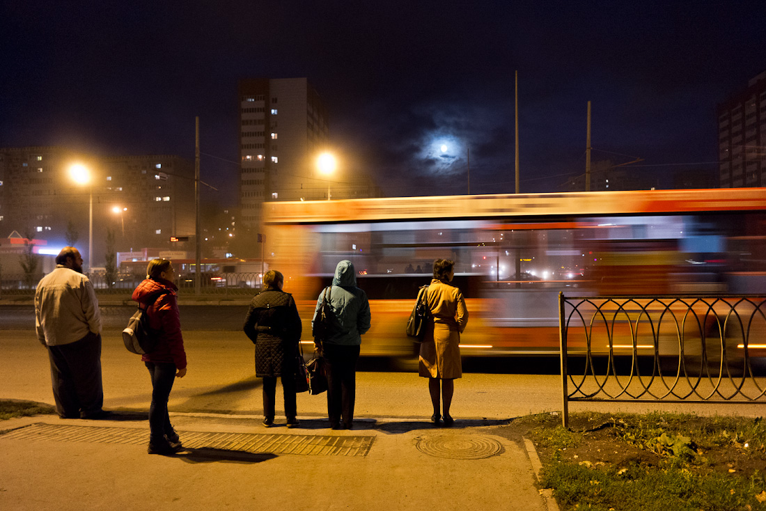 под фонарем