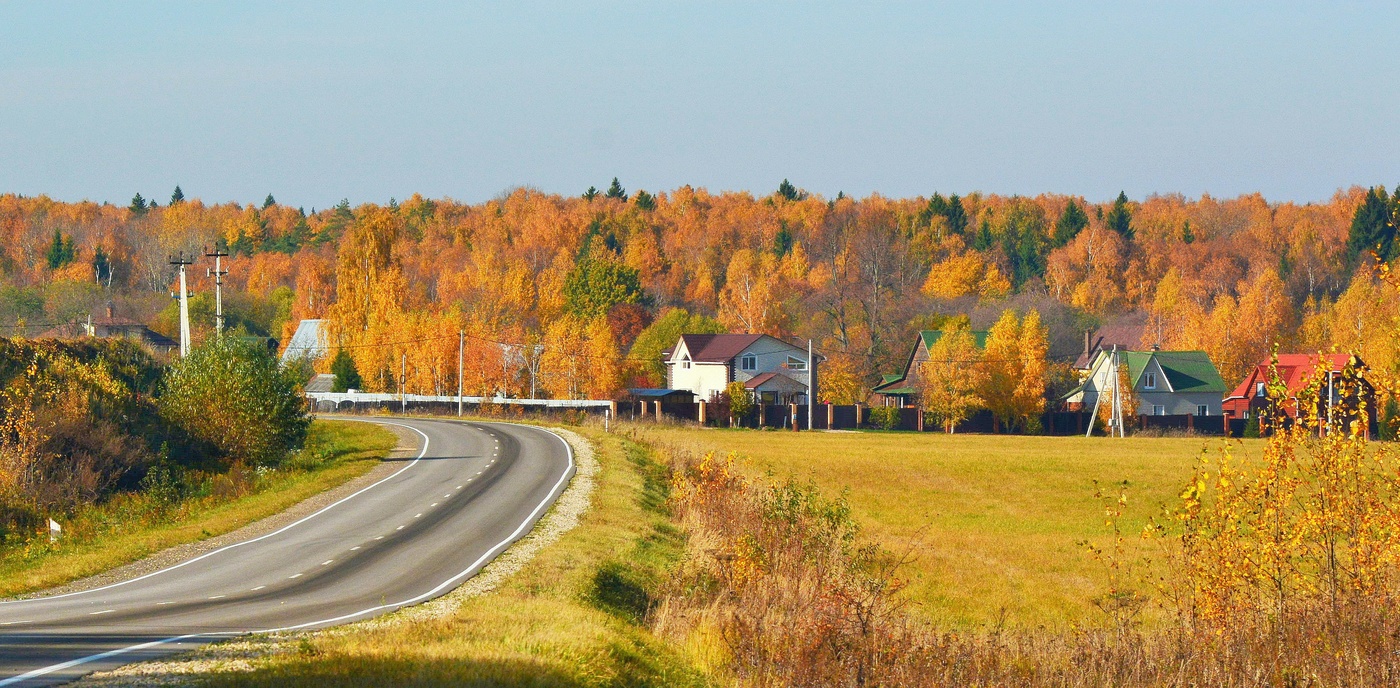 Дорога убегала в осень ...