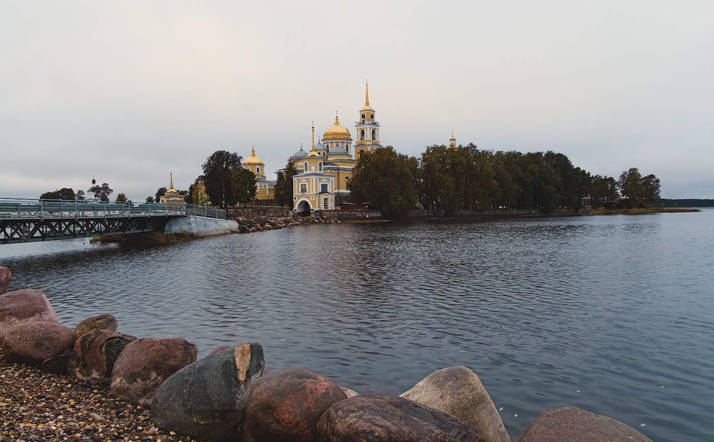 Ранним утром у ворот монастыря.