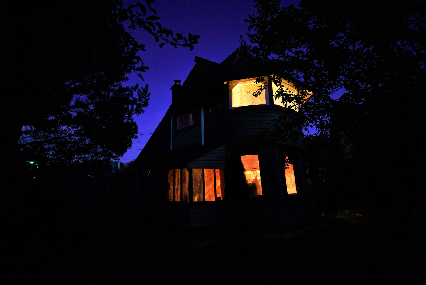 "Есть комната на даче у меня с богатством..."