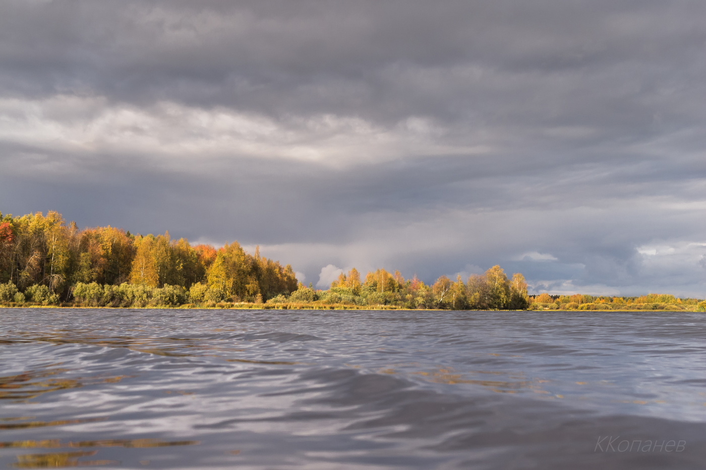 На озере сентябрь