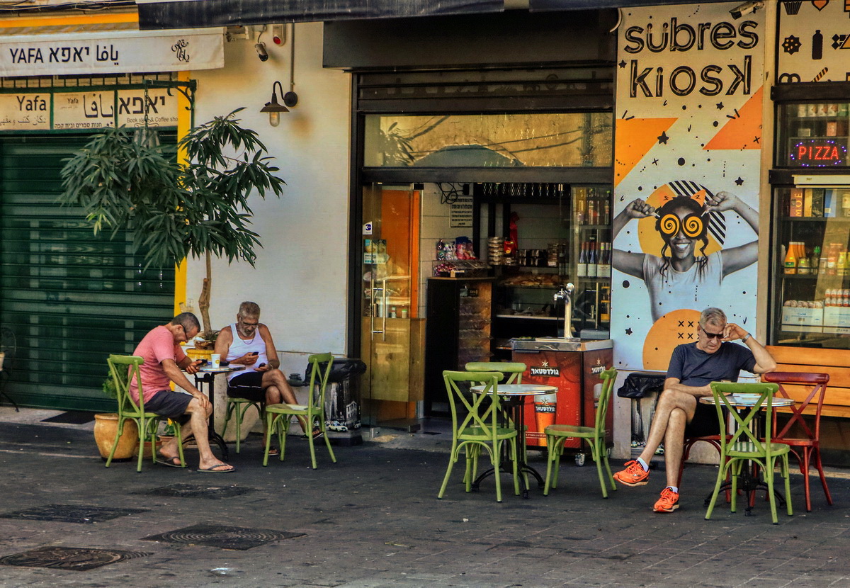 Хорошо сидим..