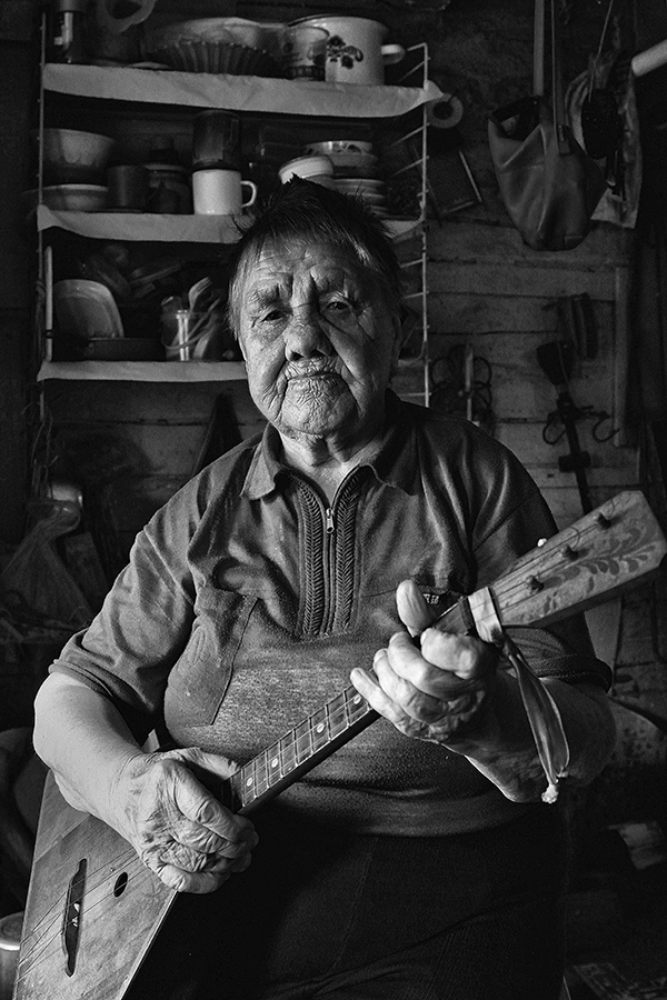 Нам песня строить и жить...