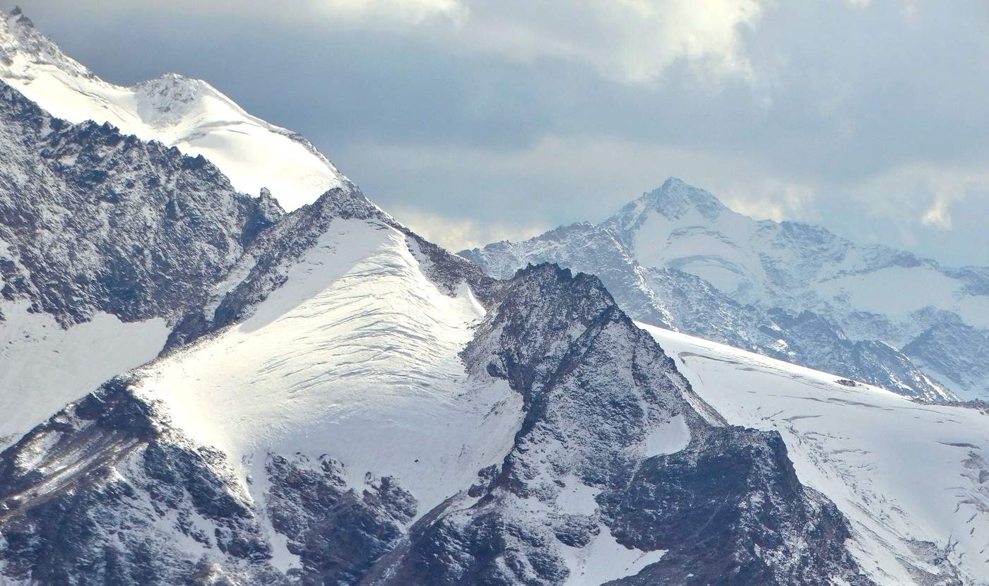 Суровый Кавказский хребет в сентябре