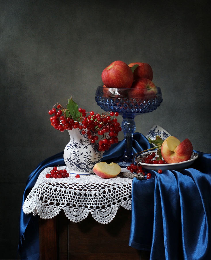 Натюрморт с калиной и яблоками