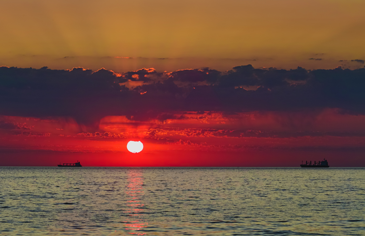 Вставала кровавая заря....