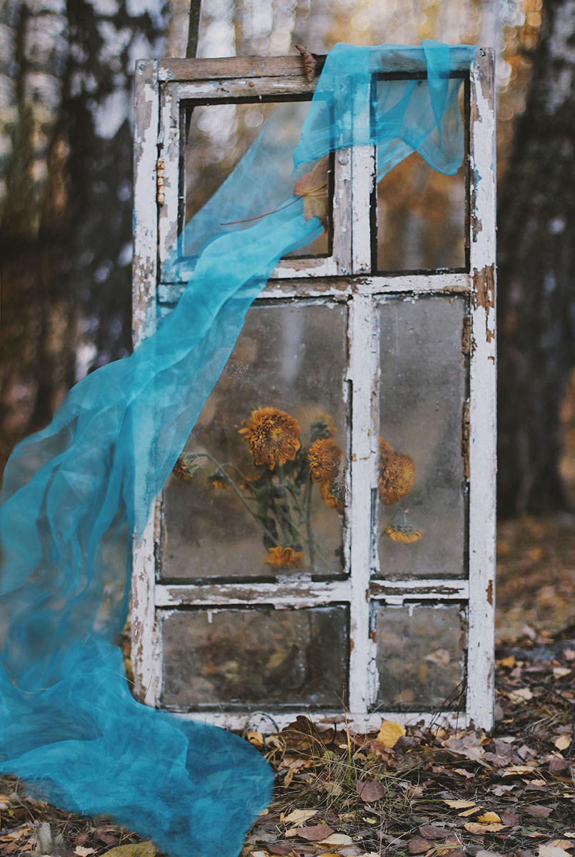 Я в окно смотрю сквозь осень ...