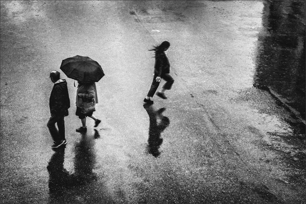 Под дождём...