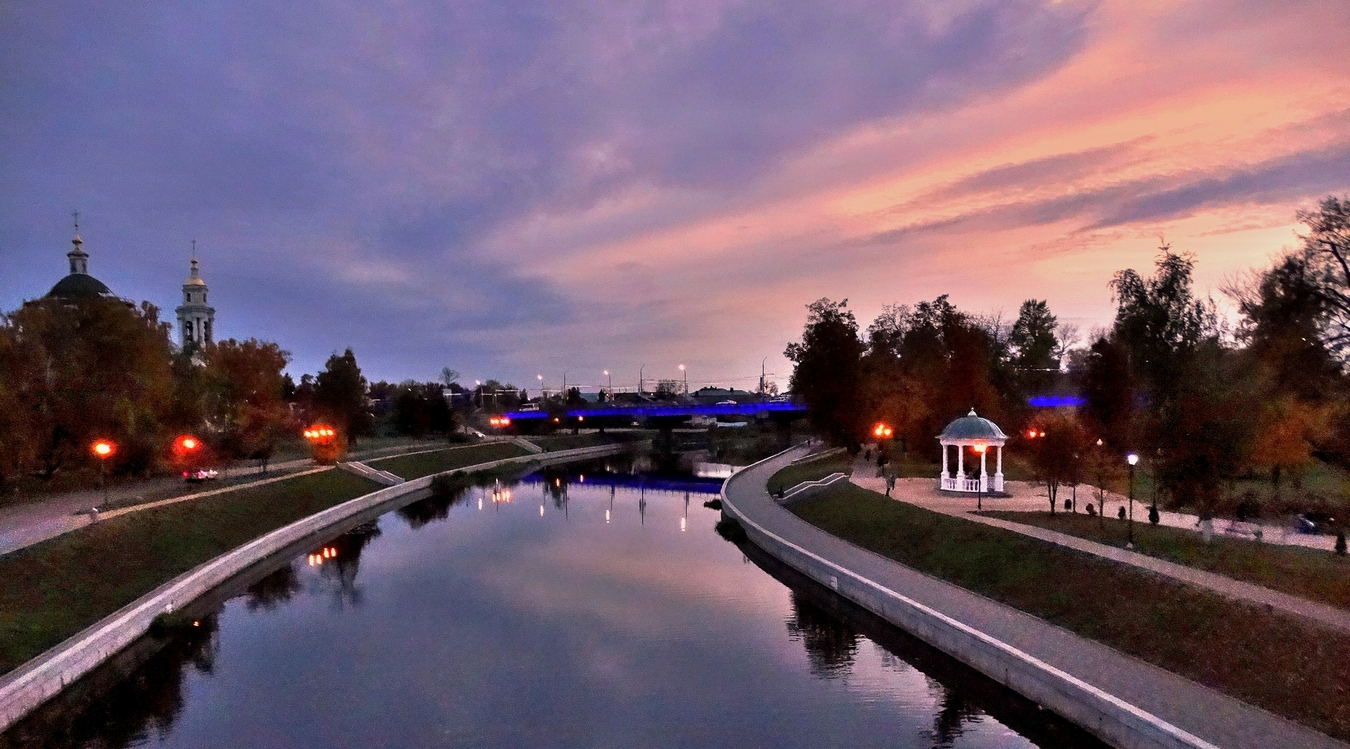 Осенним тихим вечером в городе