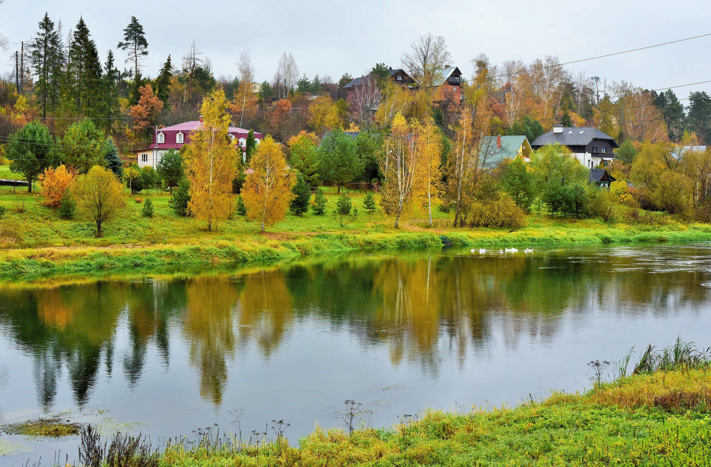 "На подмосковной даче слетает желтый лист..."