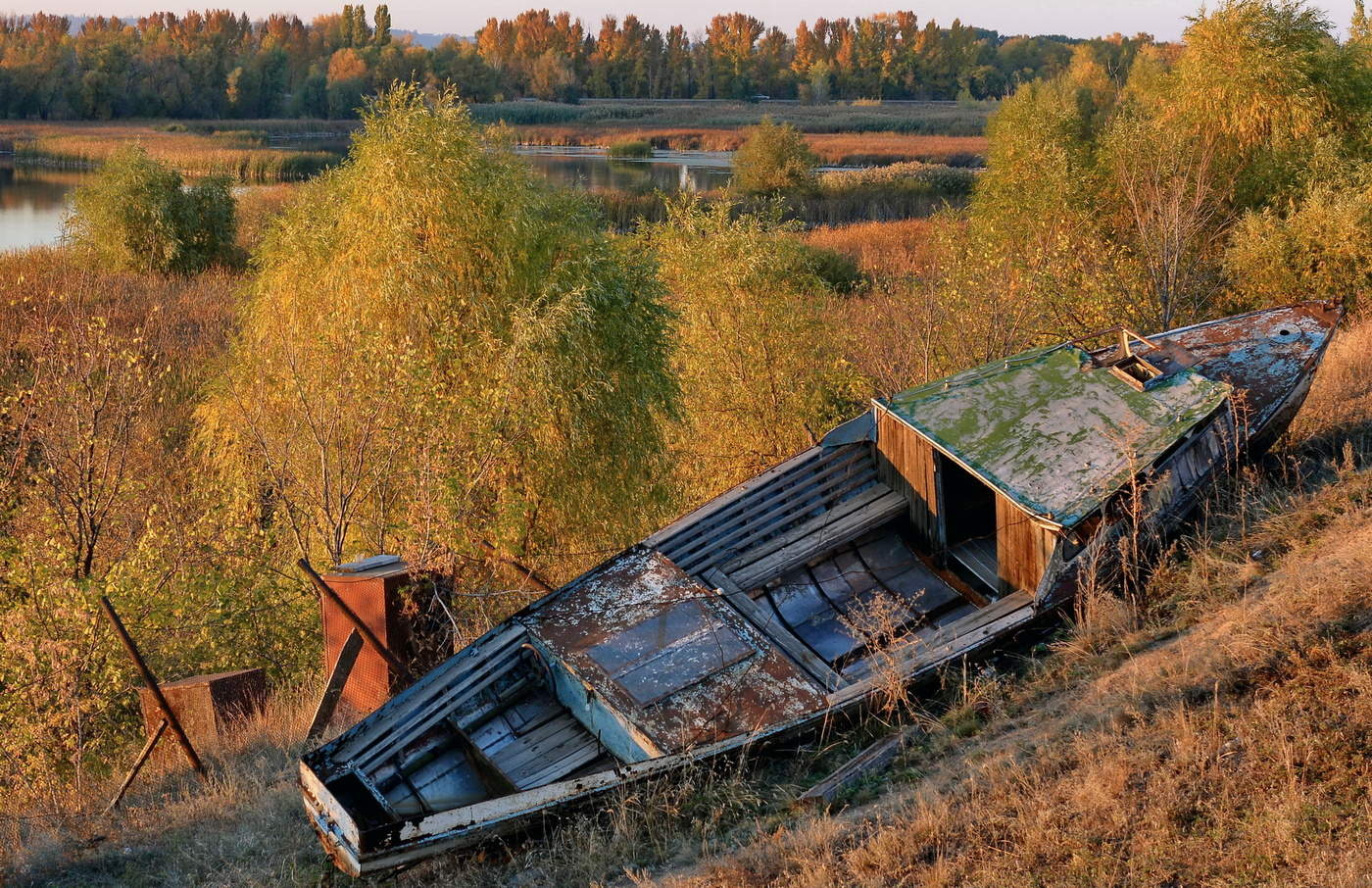 А где -то, волны рассекая ,мчатся корабли
