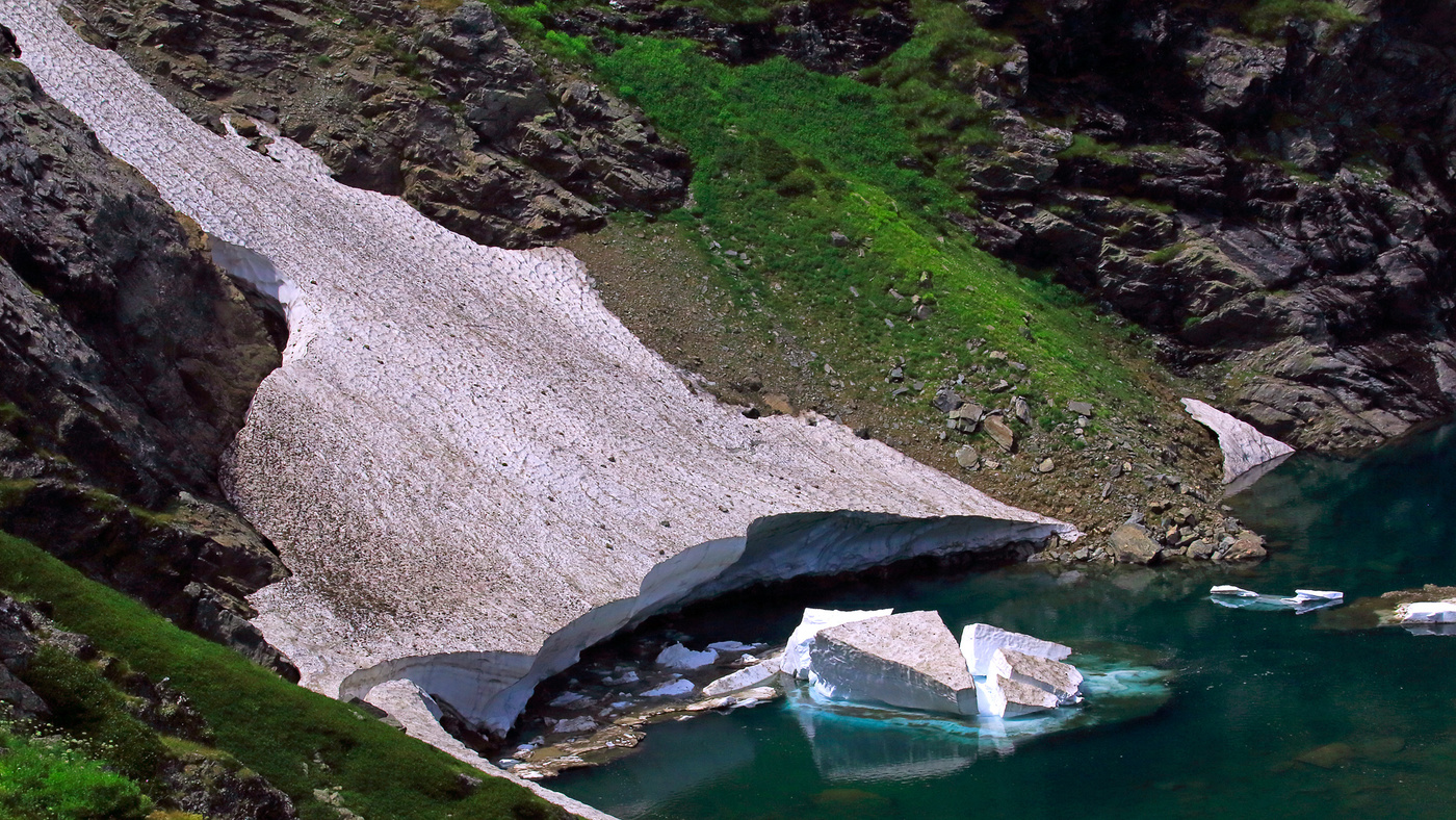 Голубое озеро